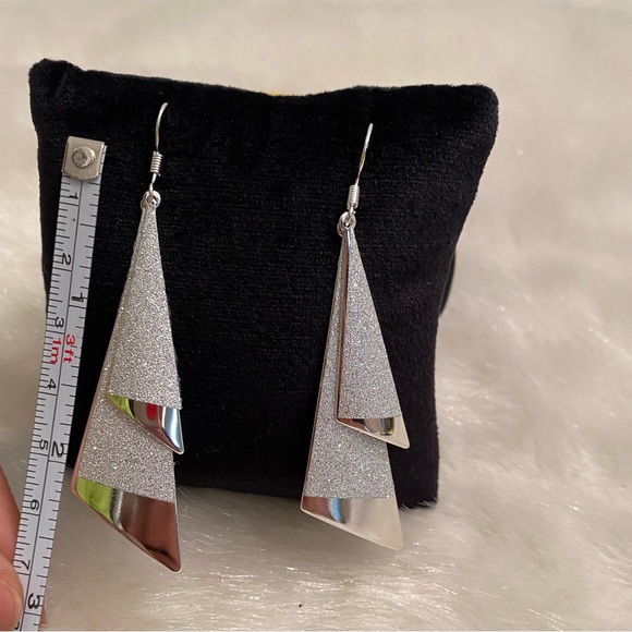 Elegant Frost: Geometric Drop Fashion Earrings in Frosted Silver - Picture 12 of 13